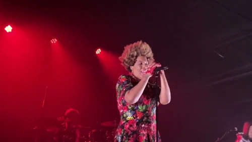 /../assets/images/featured/4p30jHZu_nQ_Macy-Gray-Brand-New-Key-Melanie-cover-Live.jpg