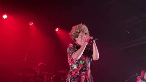 /../assets/images/featured/4p30jHZu_nQ_Macy-Gray-Brand-New-Key-Melanie-cover-Live.jpg