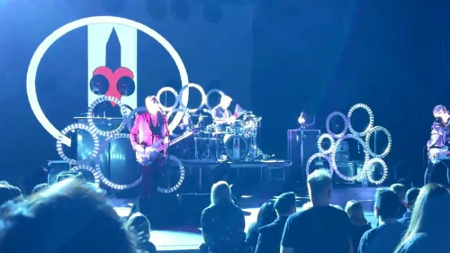 /../assets/images/featured/FQDMlliswGo_Love-and-Rockets-Love-Me-Live.jpg