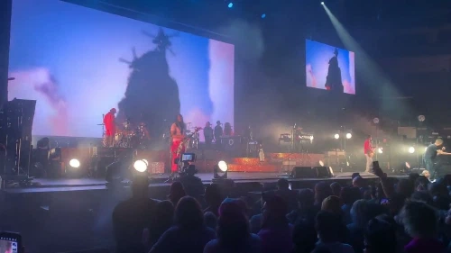 /../assets/images/featured/FV2AMiw7R48_Gorillaz-El-Manana-partial-Live.jpg