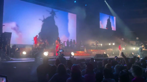 /../assets/images/featured/FV2AMiw7R48_Gorillaz-El-Manana-partial-Live.jpg