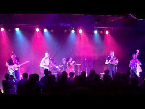 /../assets/images/featured/GjomsnlLZmU_Skinny-Lister-Rollin-Over-Live.jpg