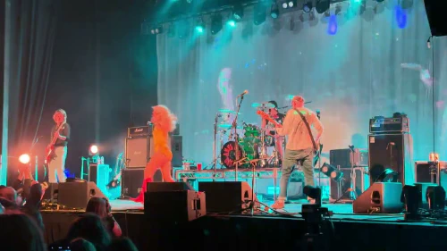 /../assets/images/featured/GqcKtrWo-08_Amyl-and-the-Sniffers-Freaks-to-the-Front-Live.jpg
