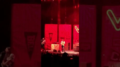 /../assets/images/featured/HzwmiuzmXgE_Weezer-Hashpipe-Live-partial-short.jpg