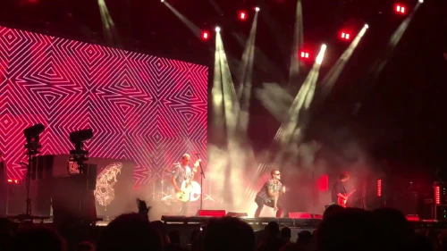 /../assets/images/featured/K8JRDFEe8-8_Stone-Temple-Pilots-Down-Live.jpg