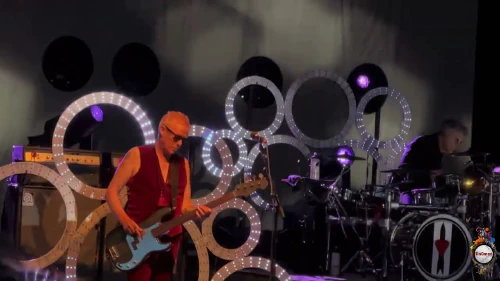 /../assets/images/featured/LVhS-ow-xjg_Love-and-Rockets-An-American-Dream-Live.jpg