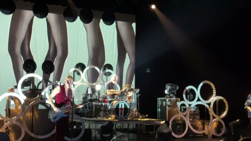 /../assets/images/featured/T1hoMPeFjO4_Love-and-Rockets-So-Alive-Live.jpg