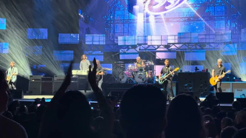 /../assets/images/featured/Tmnax-MZjA4_Foo-Fighters-Sky-is-a-Neighborhood-Live.jpg