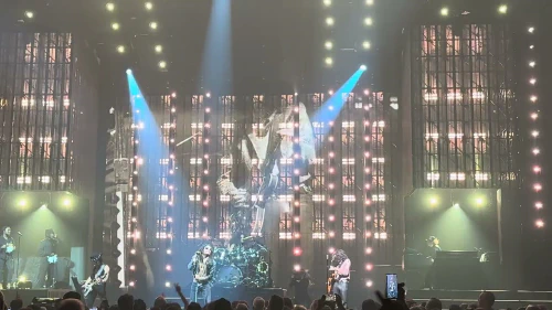 /../assets/images/featured/Ud-GnbNkkVI_Lenny-Kravitz-Let-Love-Rule-Live.jpg