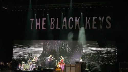 /../assets/images/featured/Wr7opuqSqUY_Black-Keys-Little-Black-Submarines-Live.jpg