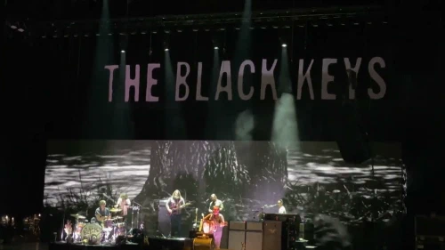 /../assets/images/featured/Wr7opuqSqUY_Black-Keys-Little-Black-Submarines-Live.jpg