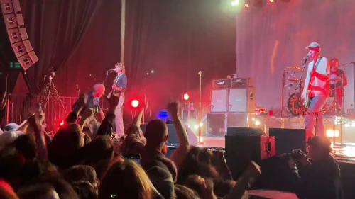 /../assets/images/featured/_Nd7kSG-7Ws_Amyl-and-the-Sniffers-Doing-in-Me-Head-Live.jpg