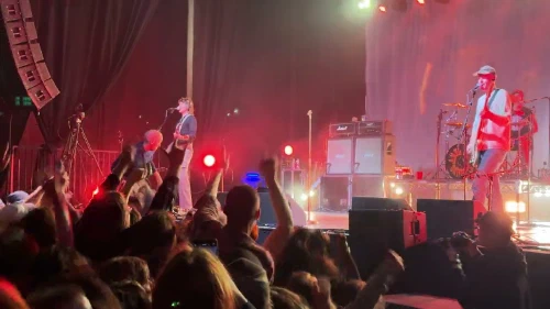 /../assets/images/featured/_Nd7kSG-7Ws_Amyl-and-the-Sniffers-Doing-in-Me-Head-Live.jpg