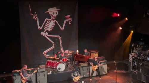 /../assets/images/featured/cKjtLsAf7aA_Social-Distortion-Reach-For-the-Sky-Live.jpg