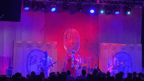/../assets/images/featured/oRrQnMKT9W0_Me-First-and-the-Gimme-Gimmes-End-of-the-Road-Boyz-II-Men-Live.jpg