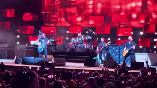 /../assets/images/featured/pDnnPtZnuTI_Foo-Fighters-Walk-Live.jpg