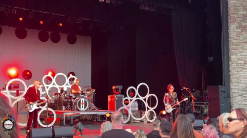 /../assets/images/featured/v8Sed2CaNRw_Love-and-Rockets-No-Big-Deal-Live.jpg