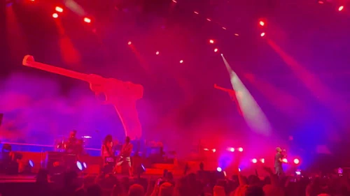/../assets/images/featured/vNEC1yAY5J8_Gorillaz-Kids-with-Guns-Live.jpg