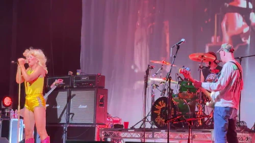 /../assets/images/featured/wNXiadaRHow_Amyl-and-the-Sniffers-Motorbike-Song-Live.jpg